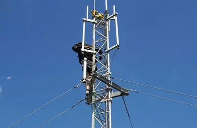 50-метровая мачта связи на оттяжках